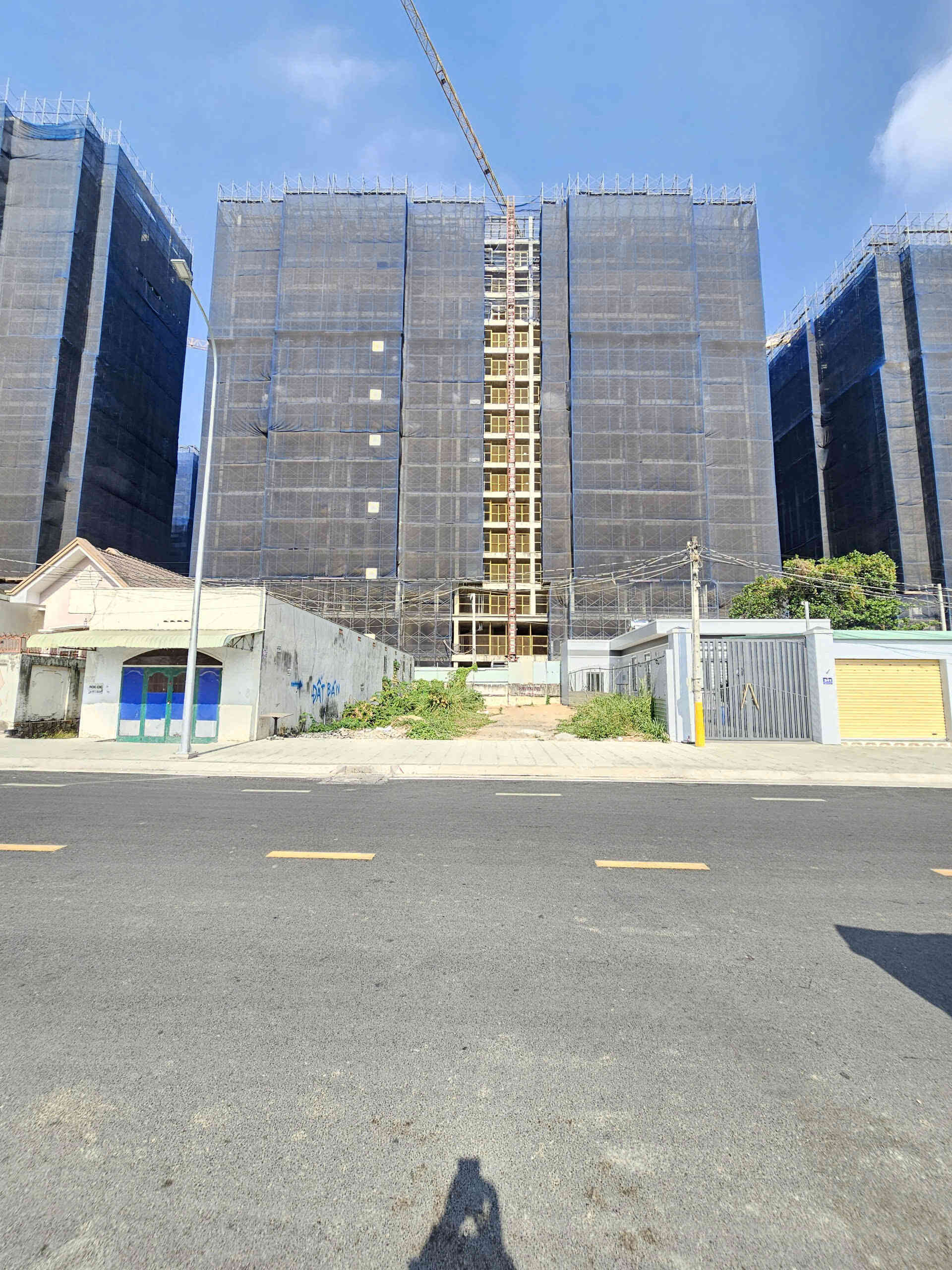 Bán đất 4x27m, mặt tiền Tôn Thất Tùng gần làng đại học