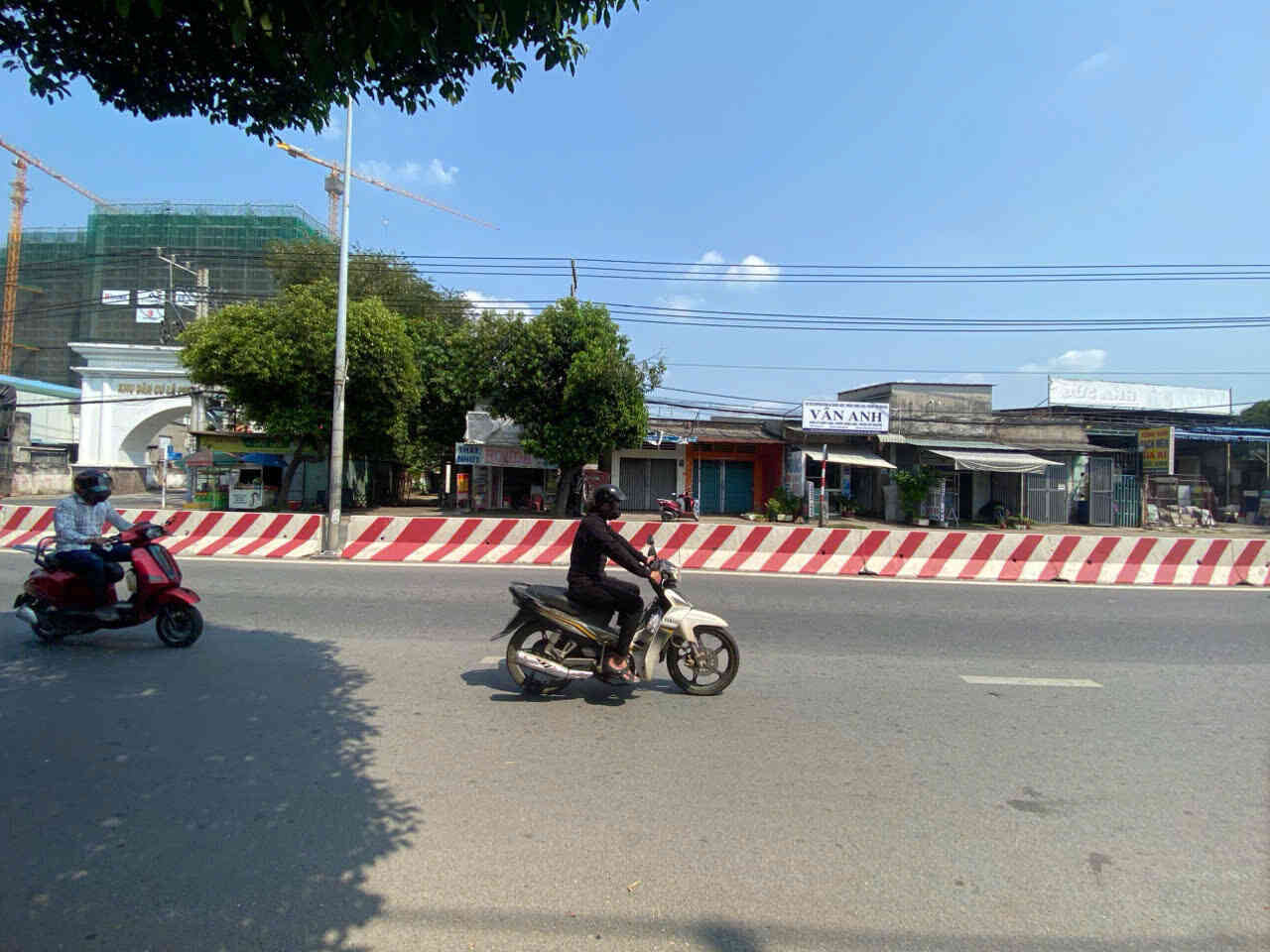 Bán đất 8x53m, mặt tiền ĐT.743C gần Vincom 550 (Sầm uất, thổ cư 83%)