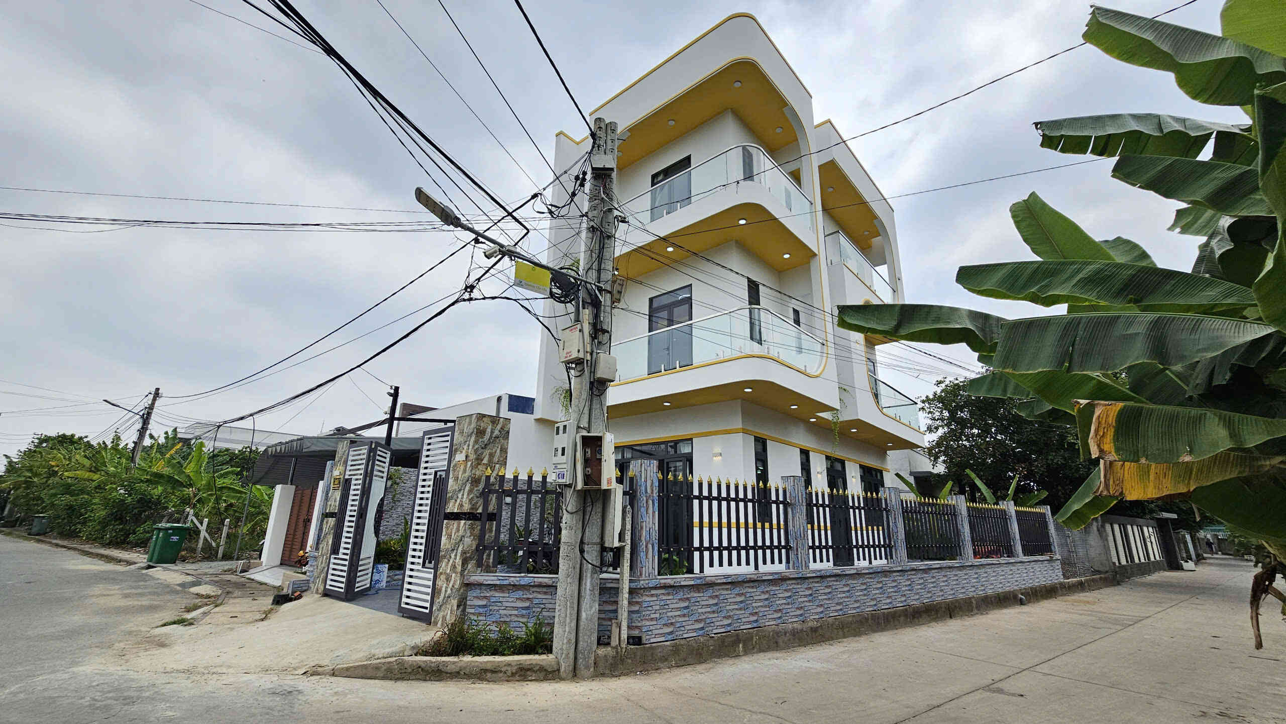 Bán căn góc mới 1T2L 5.4×15.7m, mặt tiền An Thạnh 15 p. An Thạnh, full nội thất