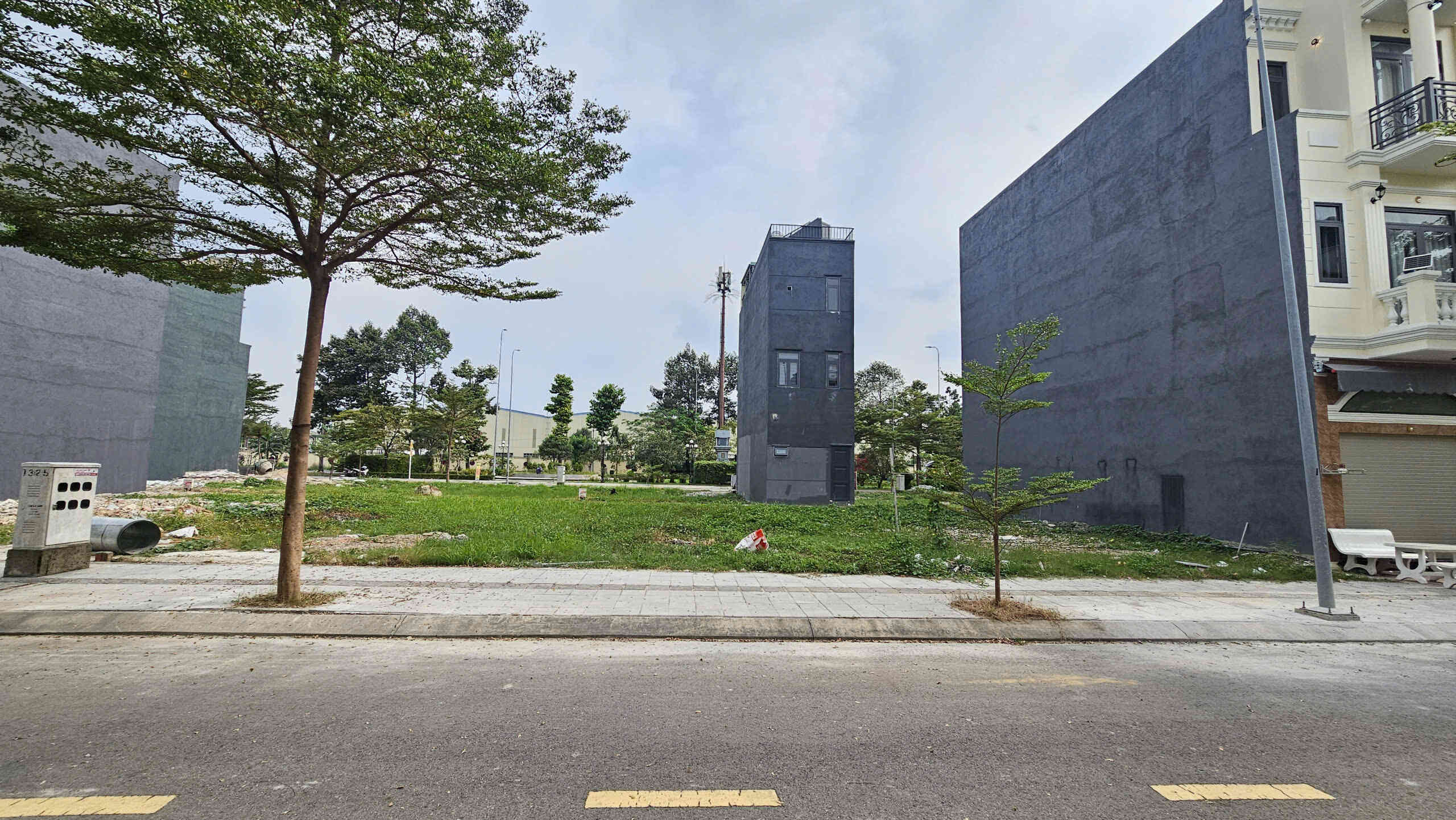 Bán nhà mới (đang xây) 1T2L 4x15m hoàn công, đường N2 KDC Icon Central p.Dĩ An, full nội thất