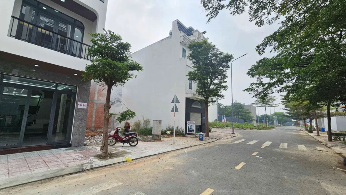 Bán nhà mới (đang xây) 1T2L 4.7x14m, đường N4 KDC Lộc Phát p. Thuận Giao, full nội thất