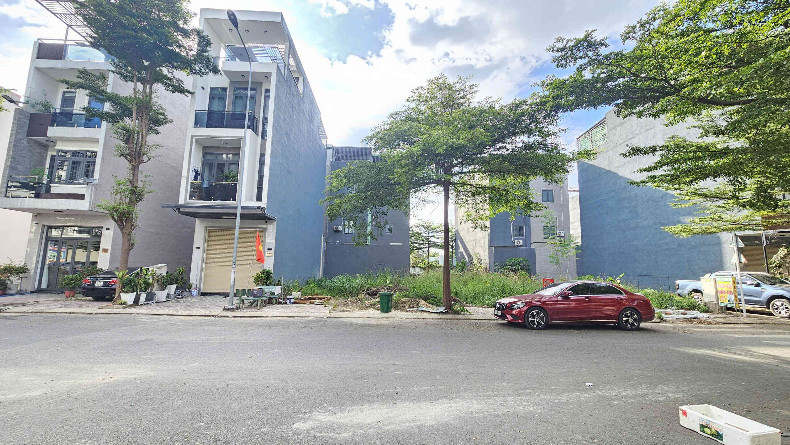 Bán nhà mới (đang xây) 1T2L 4x16m, đường D1 KDC Lộc Phát p. Thuận Giao, full nội thất
