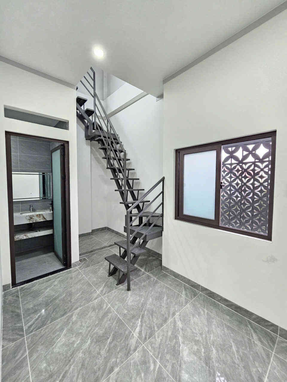 Bán nhà mới 1T2L 5×13.5m, đường D1 KDC Lê Phong 1 (trục chính, full nội thất, không vướng)