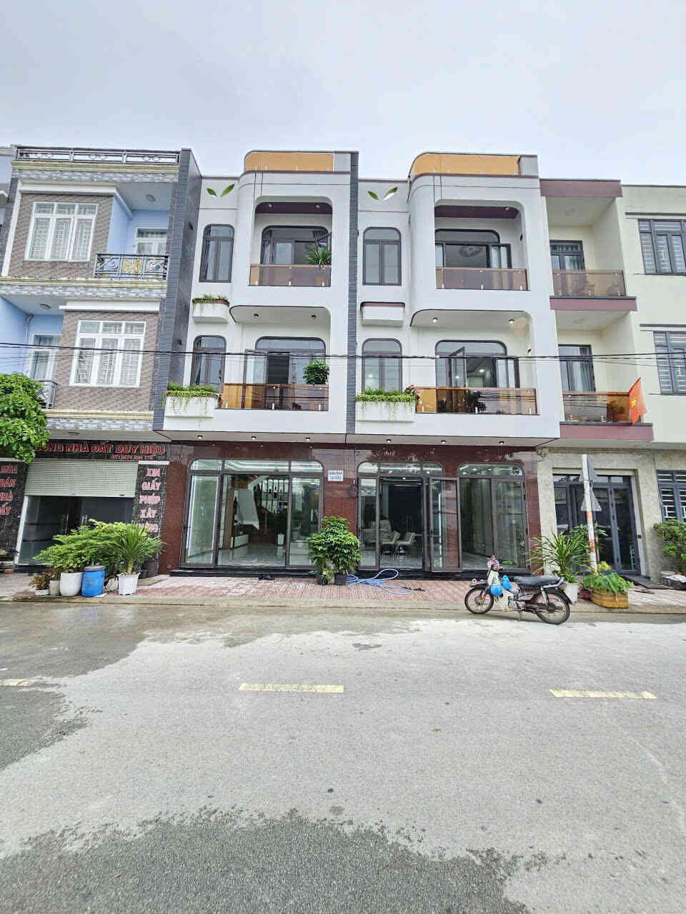 Bán nhà mới 1T2L 5x13.5m, đường D1 KDC Lê Phong 1 (trục chính, full nội thất, không vướng)