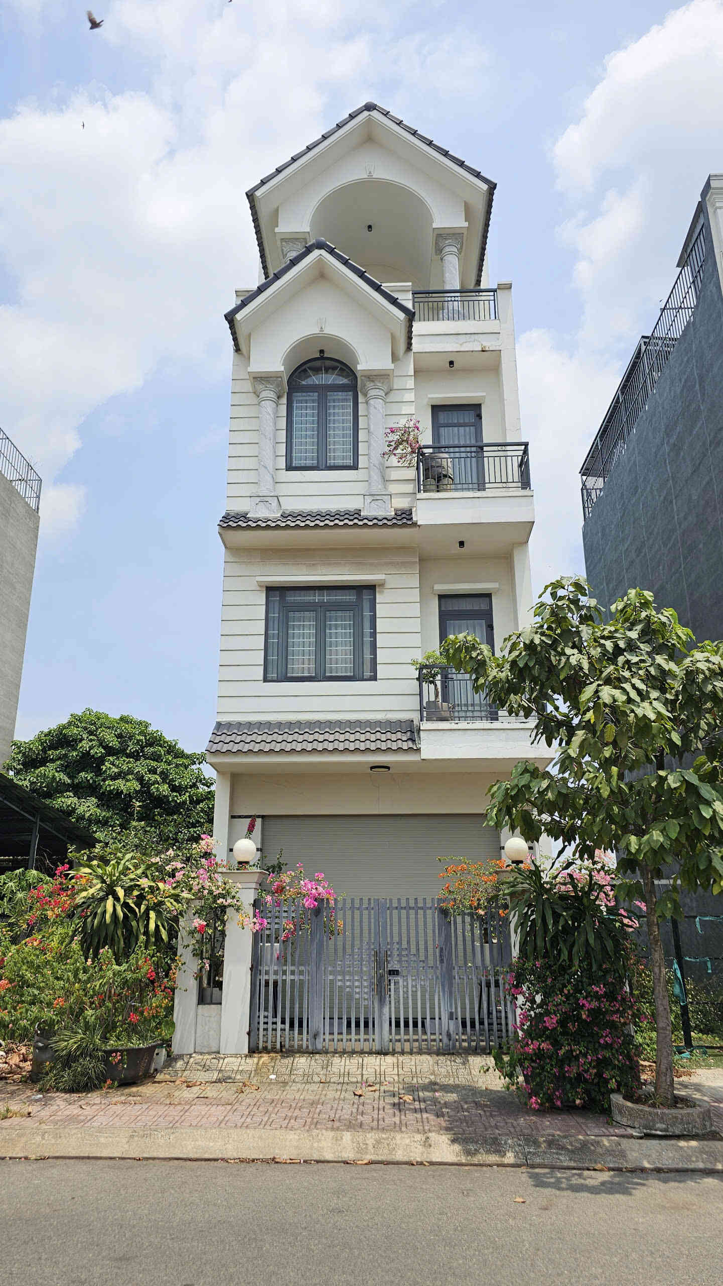 Bán nhà 1T3L 5x18.6m hoàn công, đường D1 KDC Phú Hồng Thịnh 9 (Trục chính)