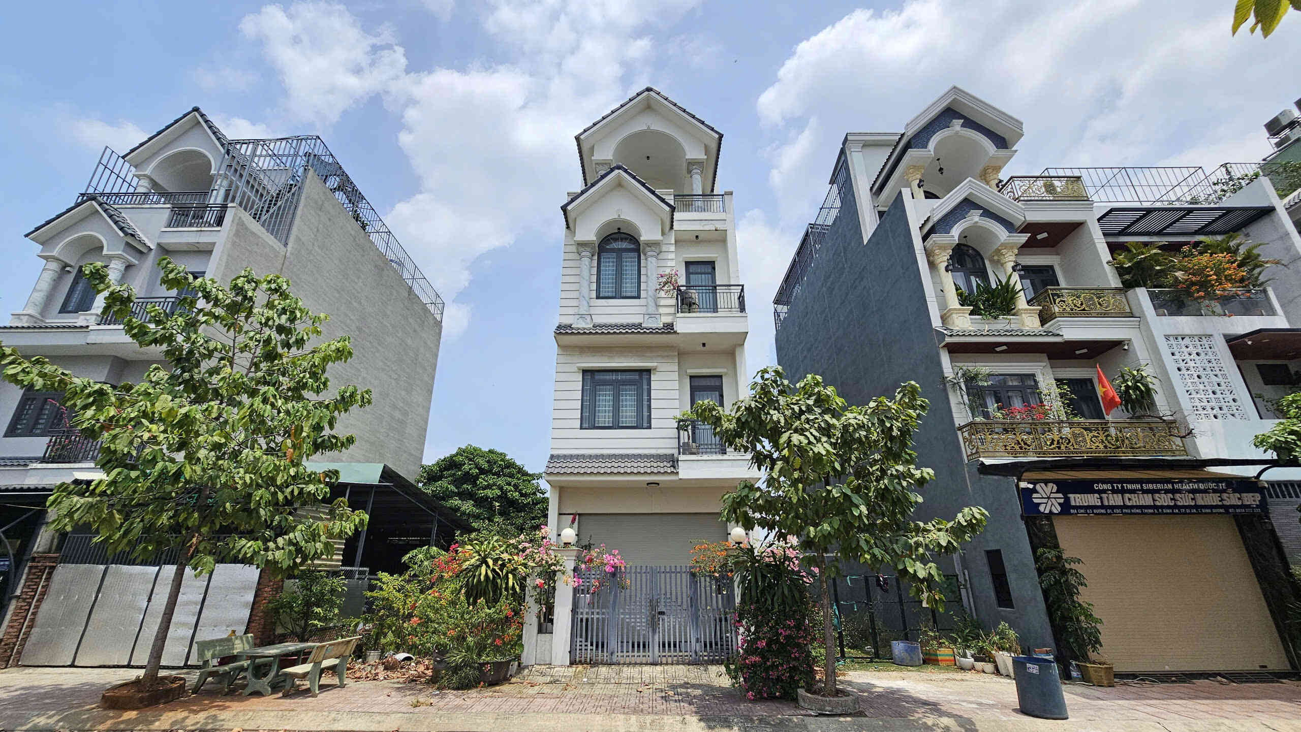 Bán nhà 1T3L 5×18.6m hoàn công, đường D1 KDC Phú Hồng Thịnh 9 (Trục chính)