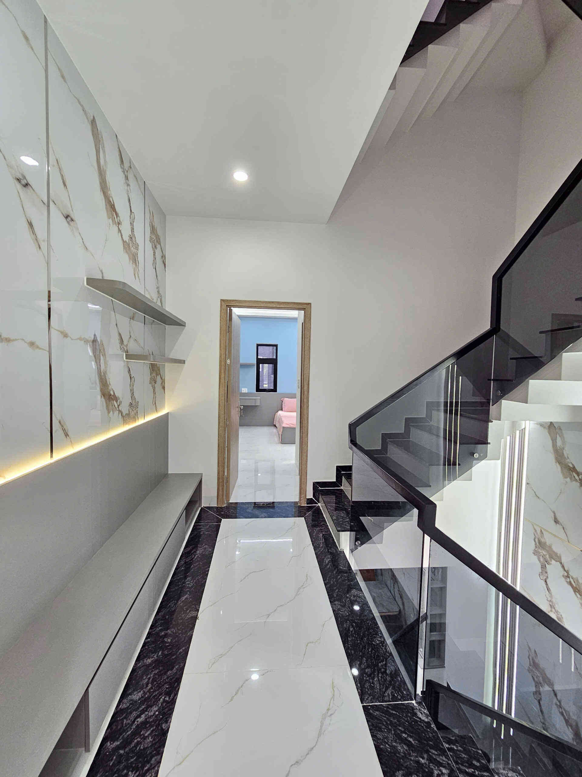 Bán nhà mới 1T2L 4x15m, đường D2 KDC Phú Hồng Đạt, full nội thất (Trục chính)