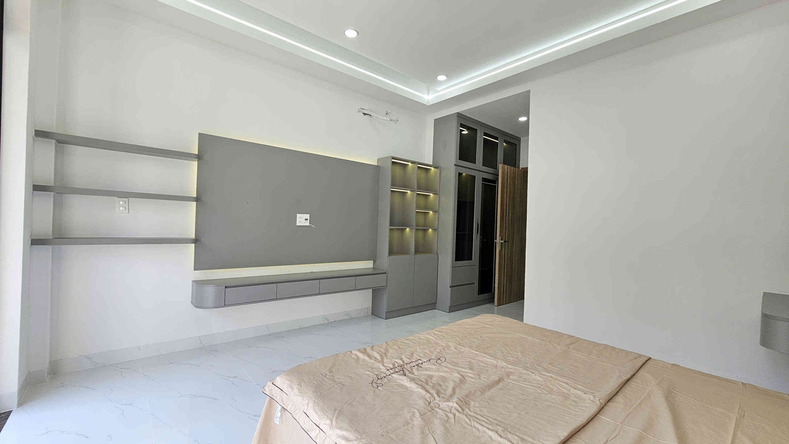 Bán nhà mới 1T2L 4x15m, đường D2 KDC Phú Hồng Đạt, full nội thất (Trục chính)