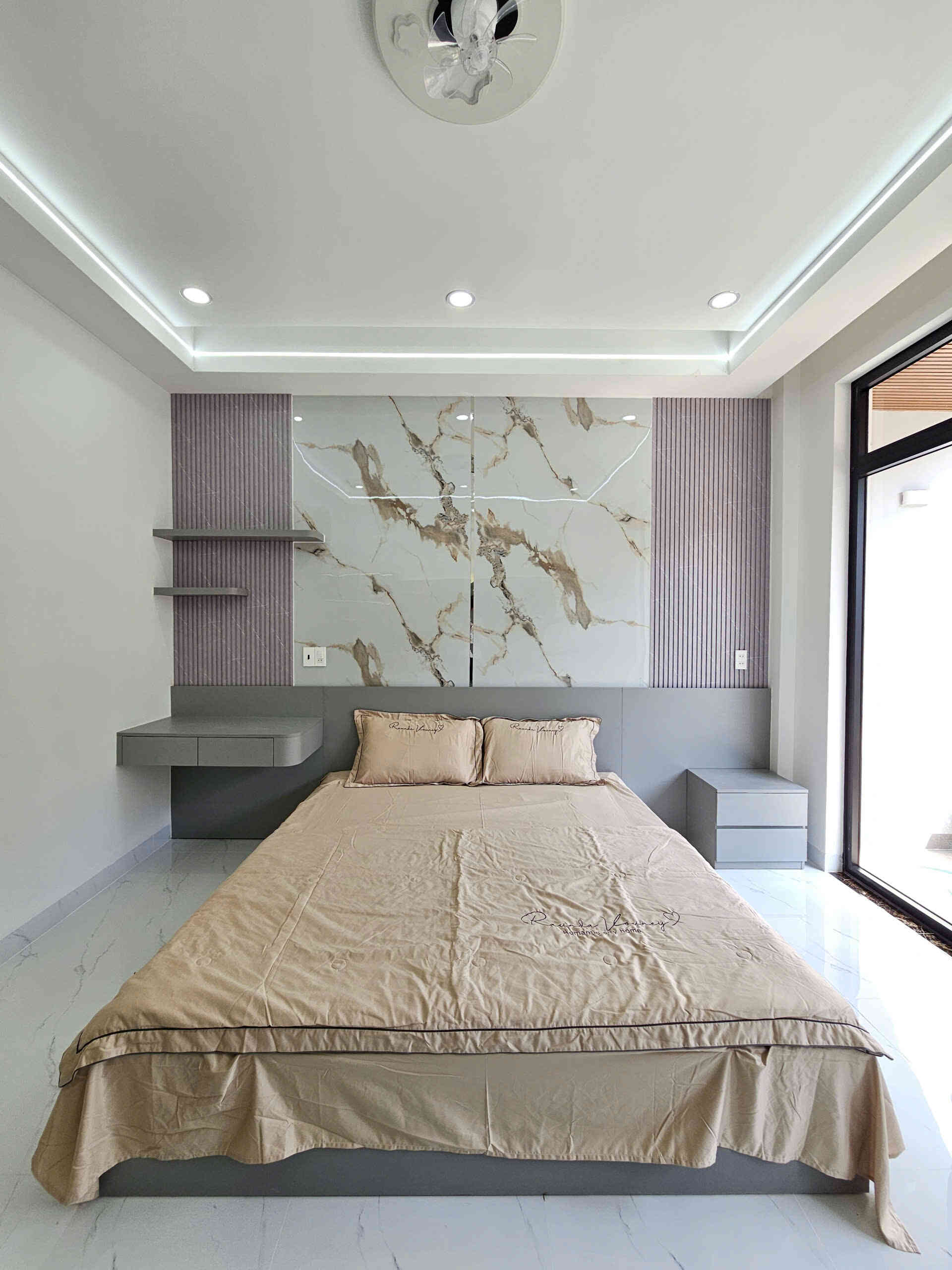 Bán nhà mới 1T2L 4x15m, đường D2 KDC Phú Hồng Đạt, full nội thất (Trục chính)