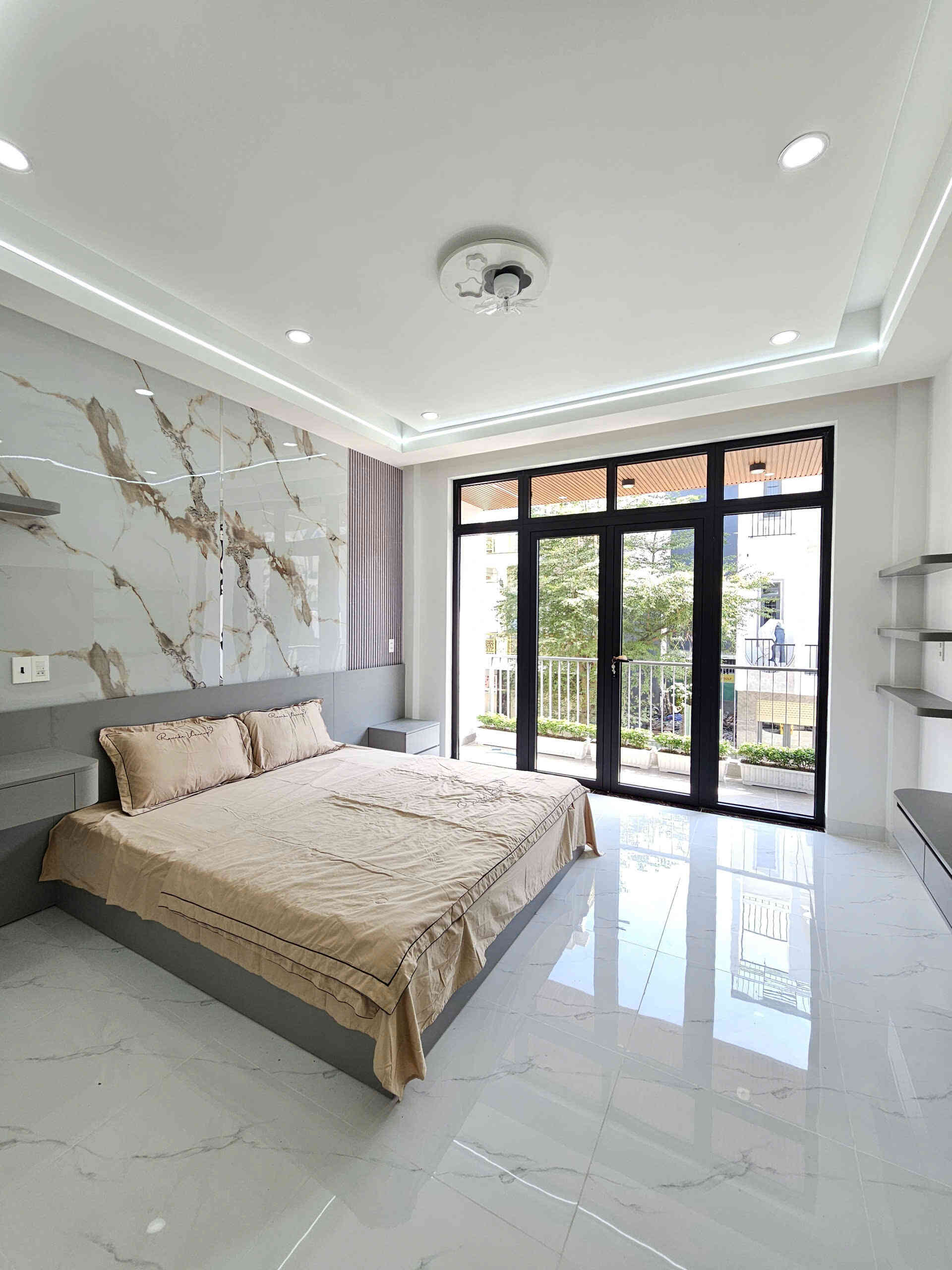 Bán nhà mới 1T2L 4x15m, đường D2 KDC Phú Hồng Đạt, full nội thất (Trục chính)