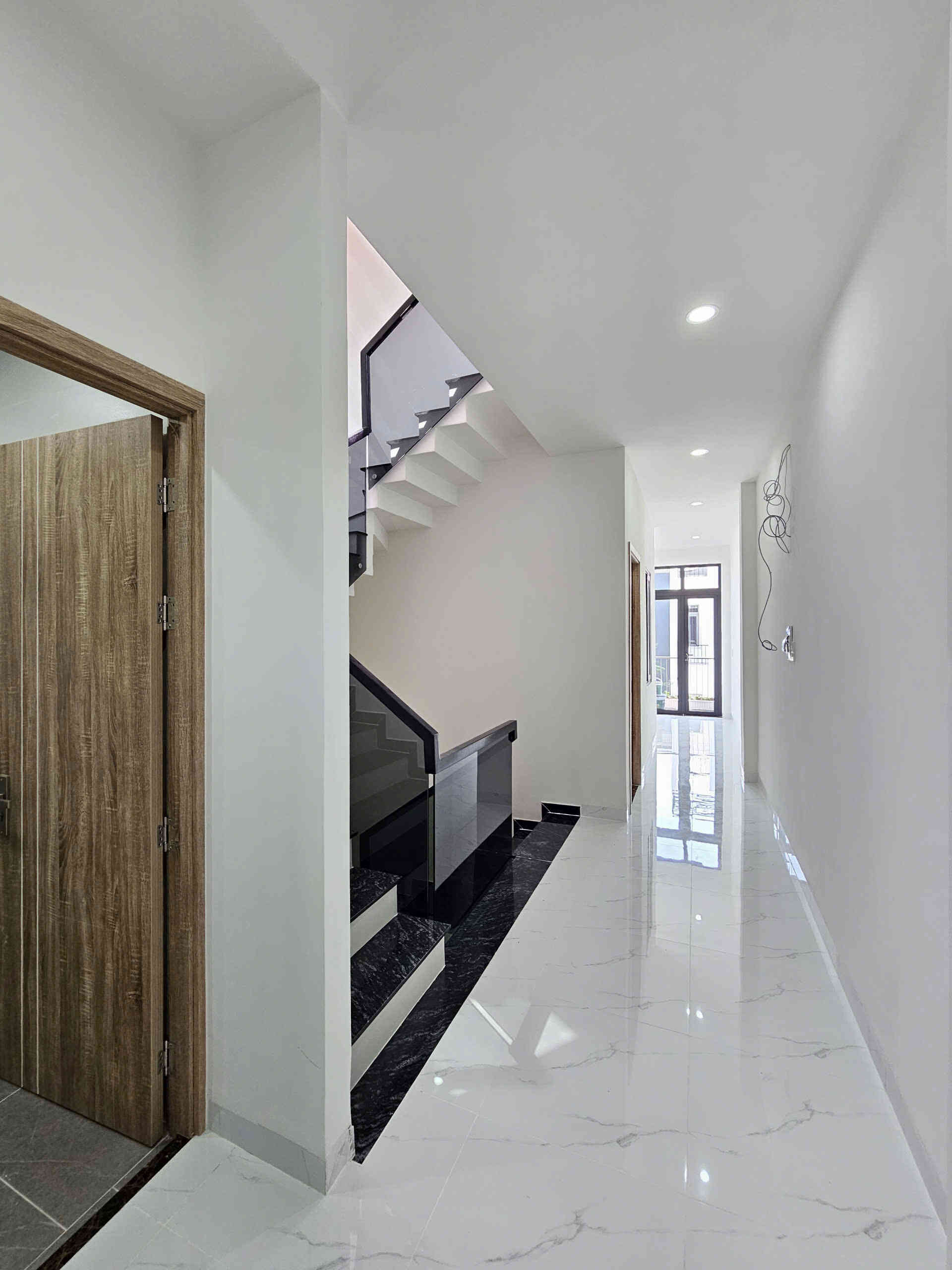 Bán nhà mới 1T2L 4x15m, đường D2 KDC Phú Hồng Đạt, full nội thất (Trục chính)