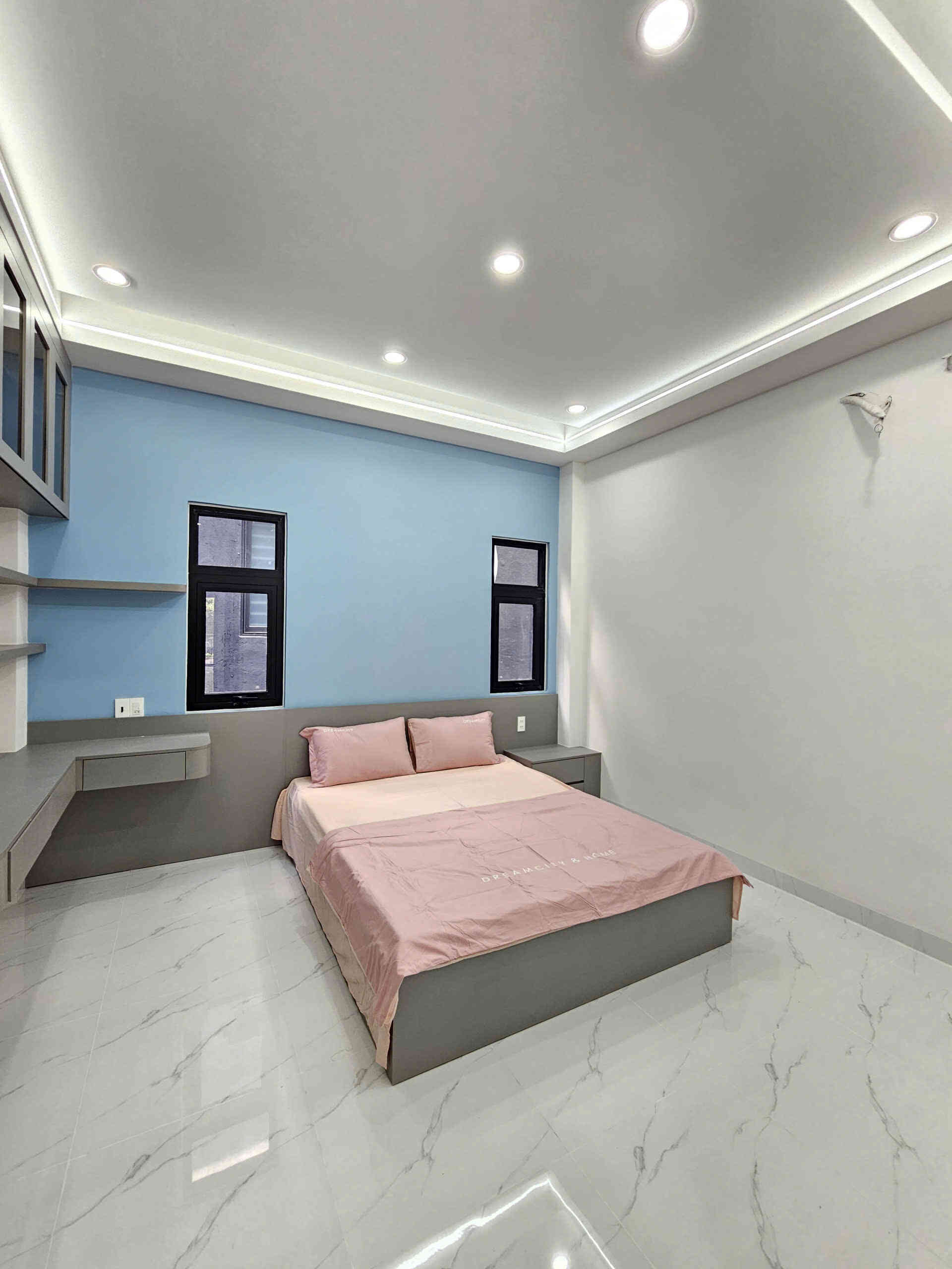 Bán nhà mới 1T2L 4x15m, đường D2 KDC Phú Hồng Đạt, full nội thất (Trục chính)