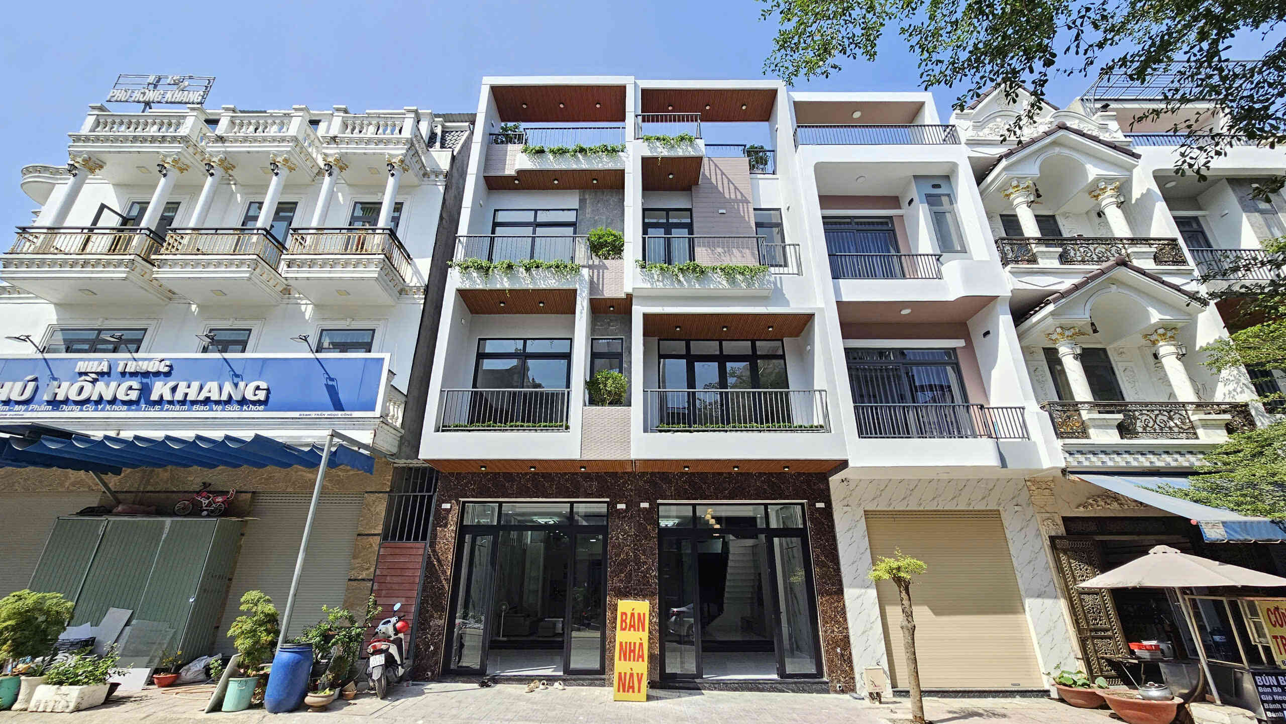 Bán nhà mới 1T2L 4x15m, đường D2 KDC Phú Hồng Đạt, full nội thất (Trục chính)