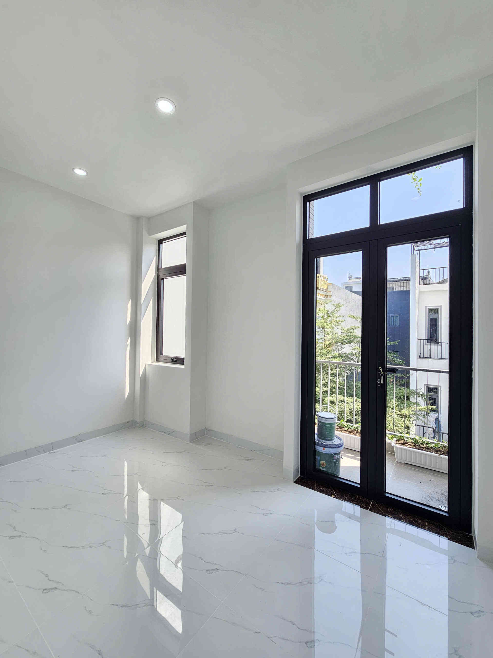 Bán nhà mới 1T2L 4x15m, đường D2 KDC Phú Hồng Đạt, full nội thất (Trục chính)