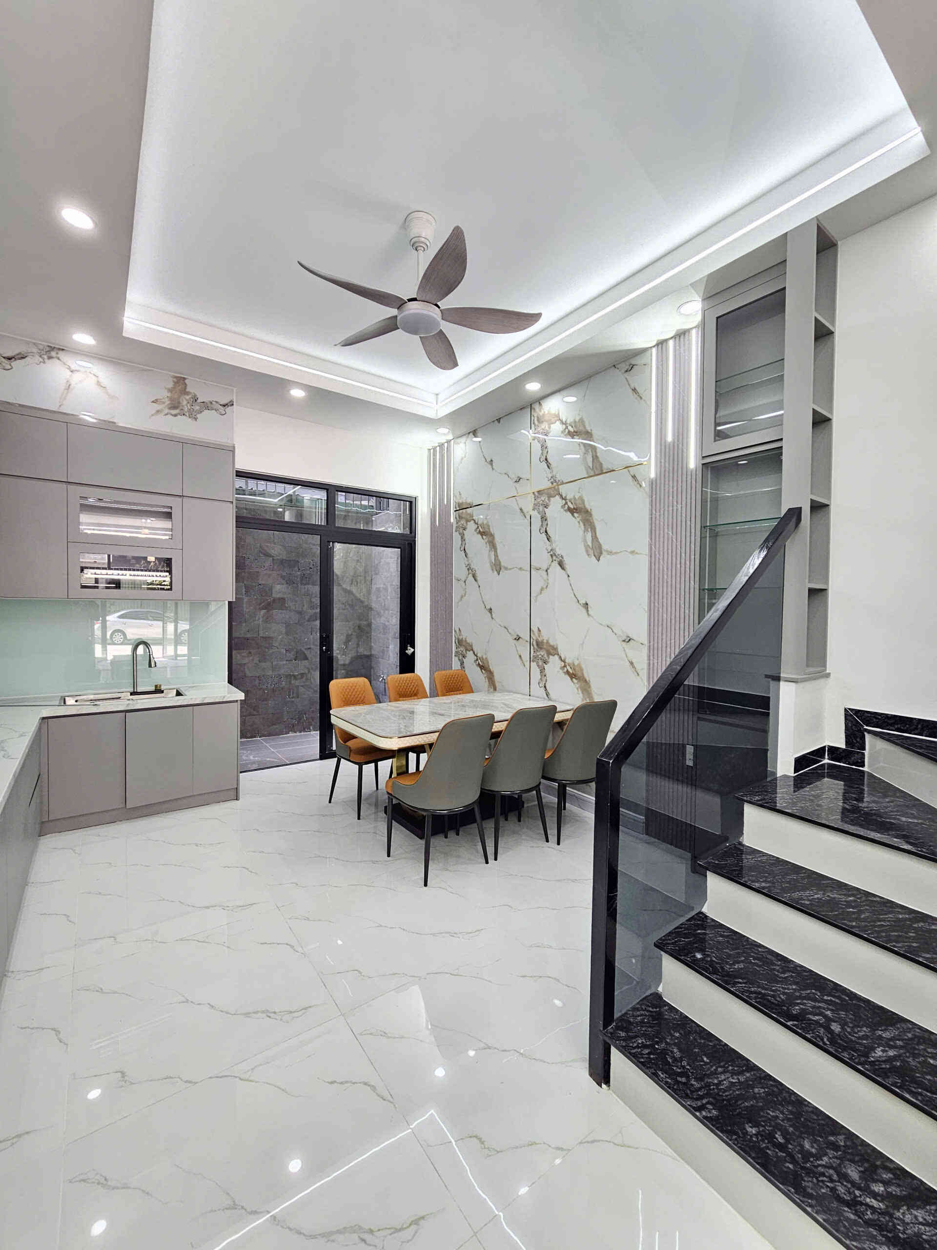 Bán nhà mới 1T2L 4x15m, đường D2 KDC Phú Hồng Đạt, full nội thất (Trục chính)