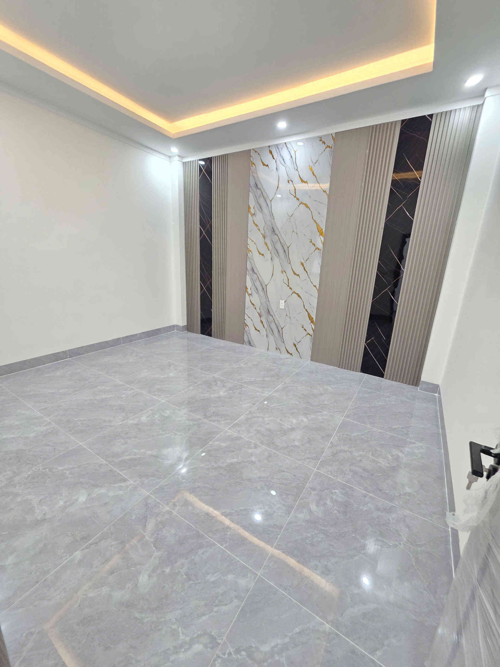 Bán nhà mới 1T2L 5.3x16m hoàn công, hẻm Hoàng Minh Chánh p. Biên Hòa, full nội thất