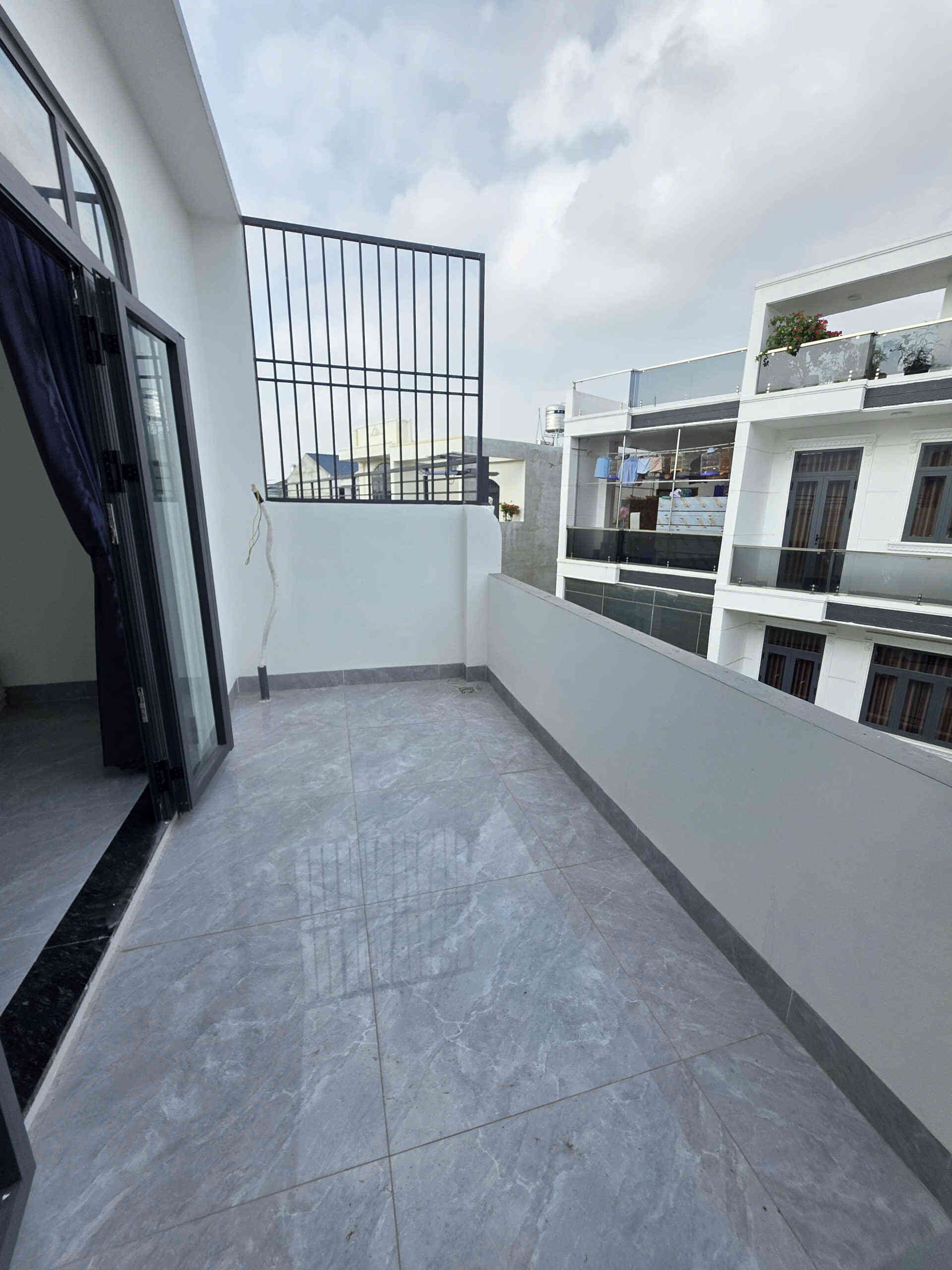 Bán nhà mới 1T2L 5.3x16m hoàn công, hẻm Hoàng Minh Chánh p. Biên Hòa, full nội thất