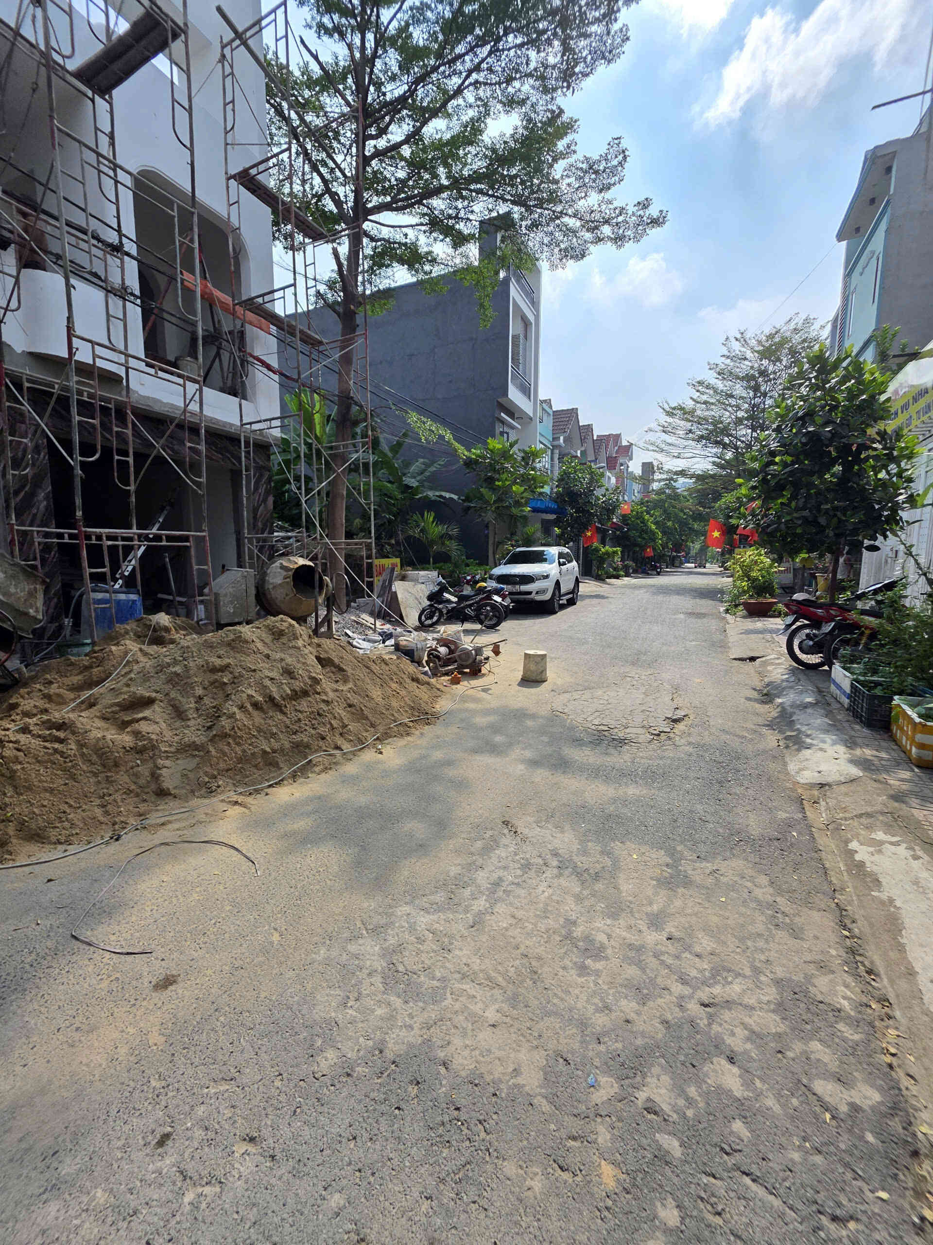 Bán nhà mới (đang xây) 1T1L 4x18m, đường số 1 KDC Phú Hồng Thịnh 3, full nội thất