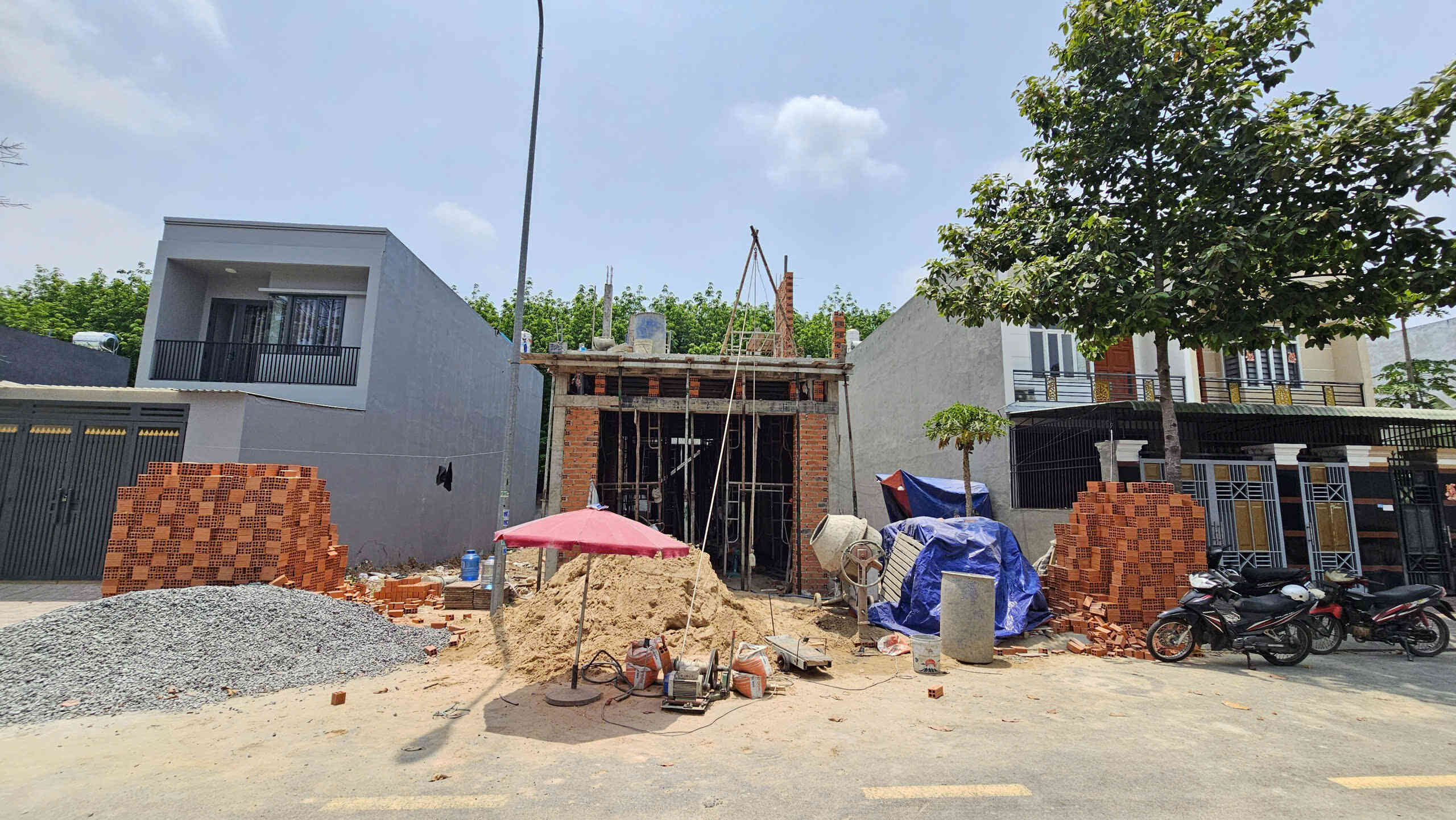 Bán nhà mới (đang xây) 1T1L 5x21m, đường D5 KDC Hội Nghĩa p. Bình Cơ, full nội thất