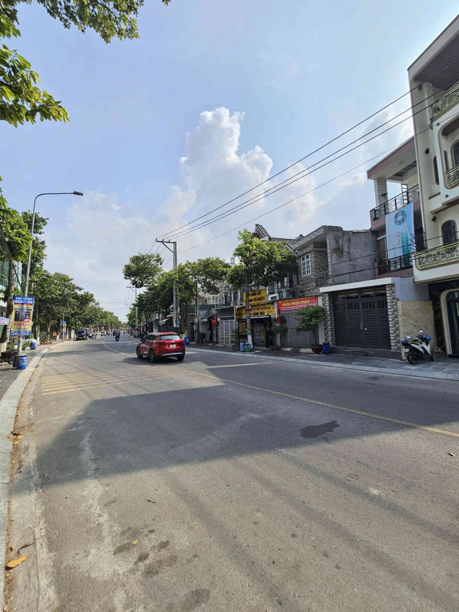Bán nhà mới 1T3L 4x19m, mặt tiền Nguyễn Hữu Cảnh gần chợ, full nội thất (Hoàn công)