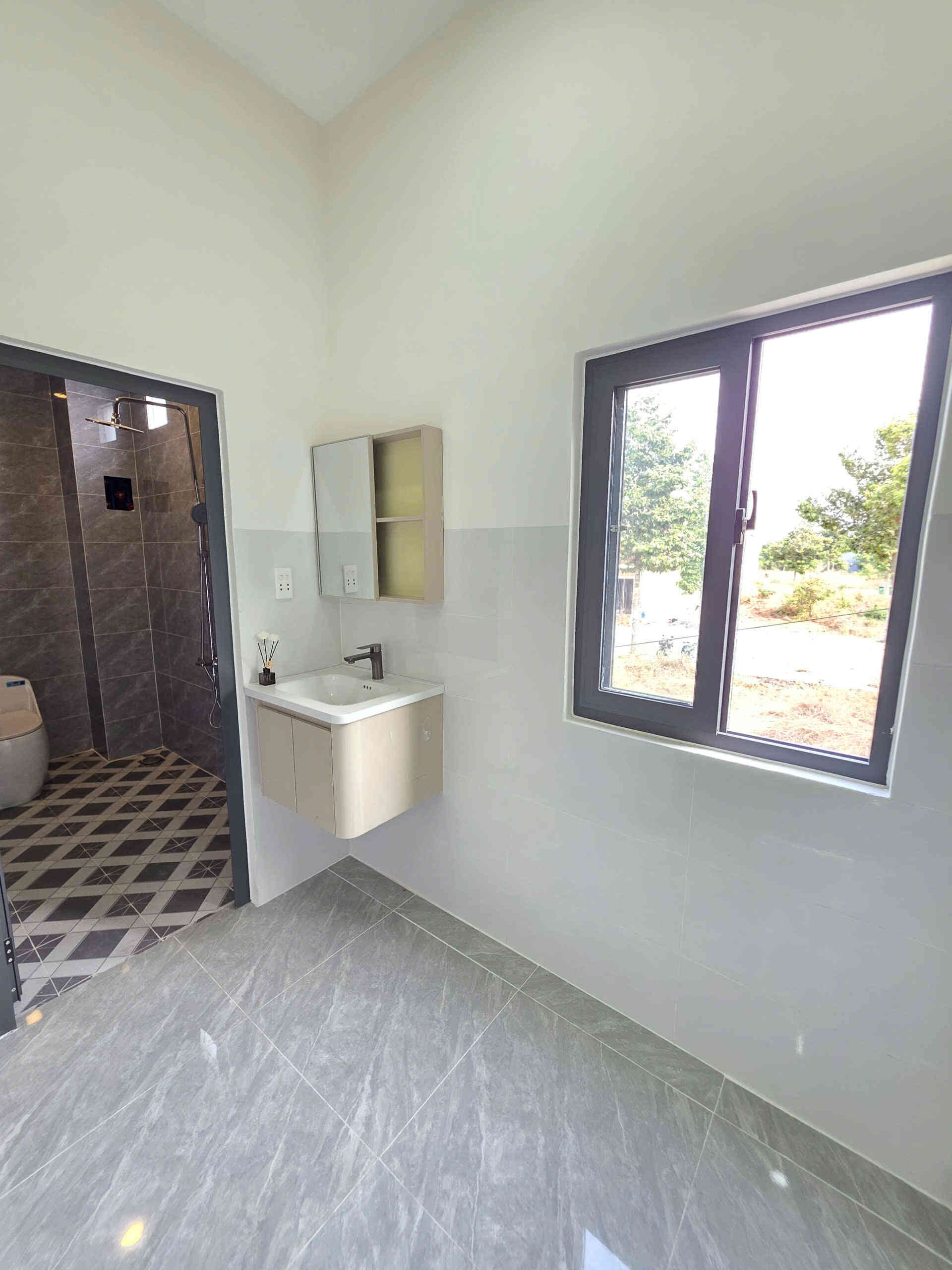 Bán nhà mới 1T1L 5x20m, đường N5 KDC Hội Nghĩa, tặng nội thất