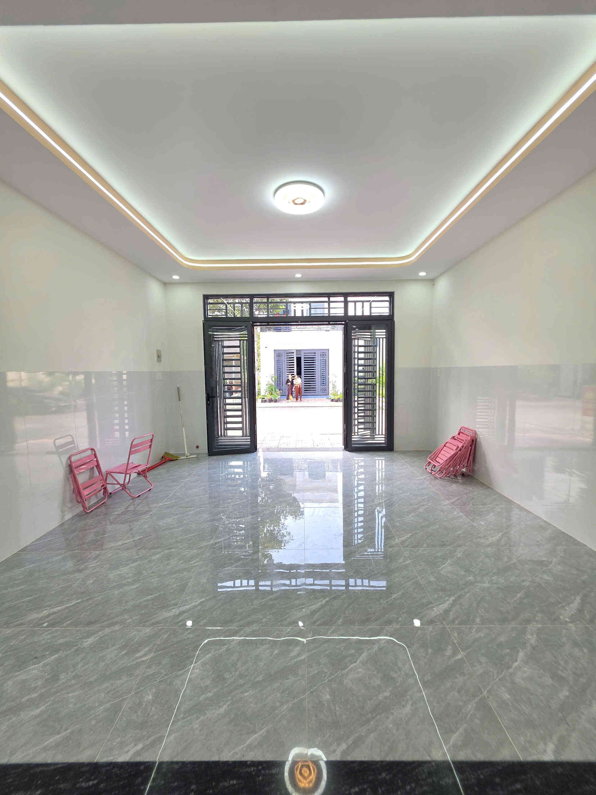 Bán nhà mới 1T1L 5x20m, đường N5 KDC Hội Nghĩa, tặng nội thất