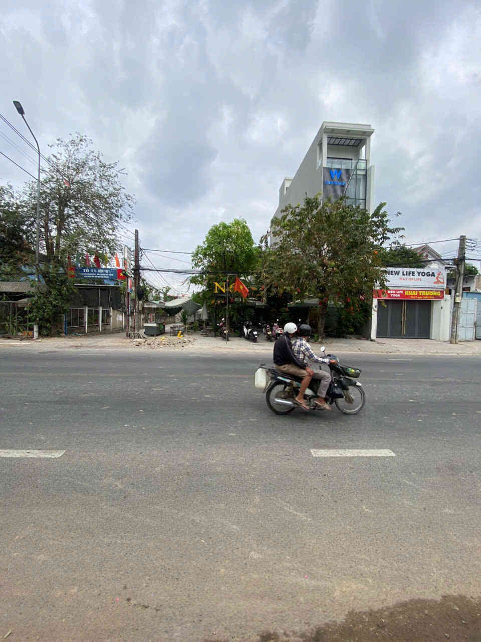 Bán lô góc 15.6x27m, mặt tiền đường ĐT.743A p.Tân Đông Hiệp, thu 90tr/th