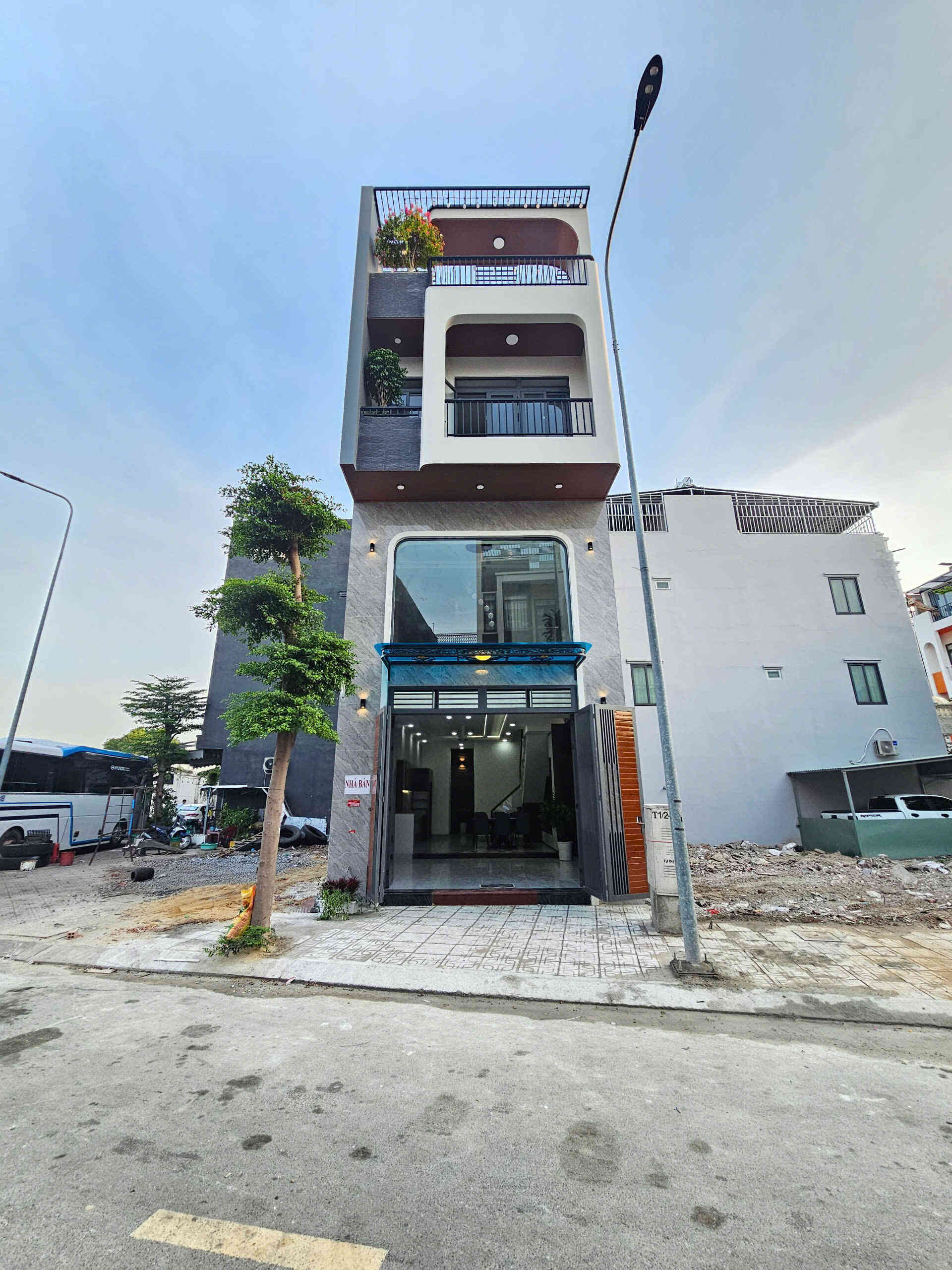Bán nhà mới 1T2L 5.1x13.8m hoàn công, đường N1 KDC Lộc Phát, p. Thuận Giao, full nội thất