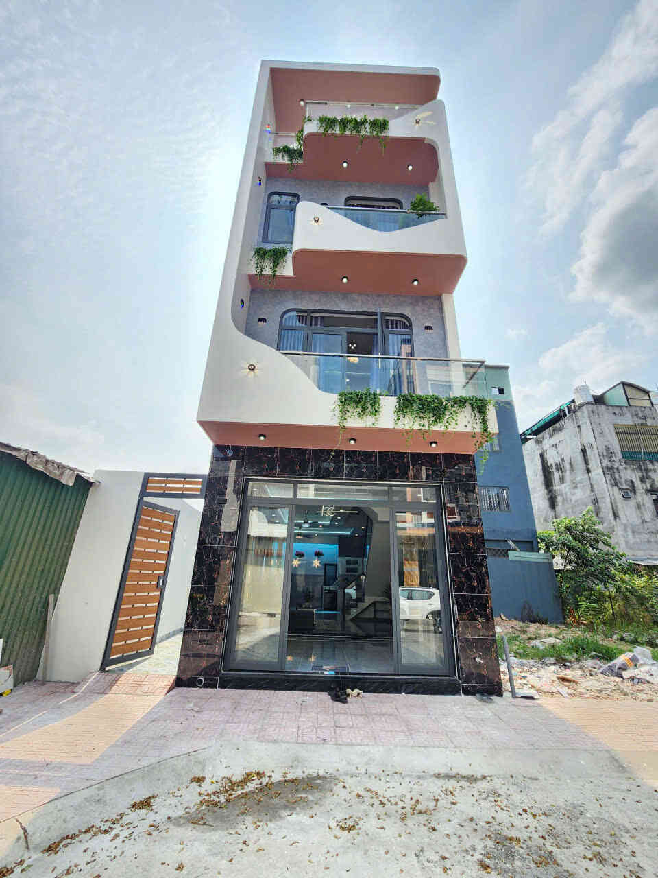 Bán nhà mới 1T2L 5.3x13m hoàn công, đường D6 KDC Phú Hồng Khang p. An Phú, full nội thất