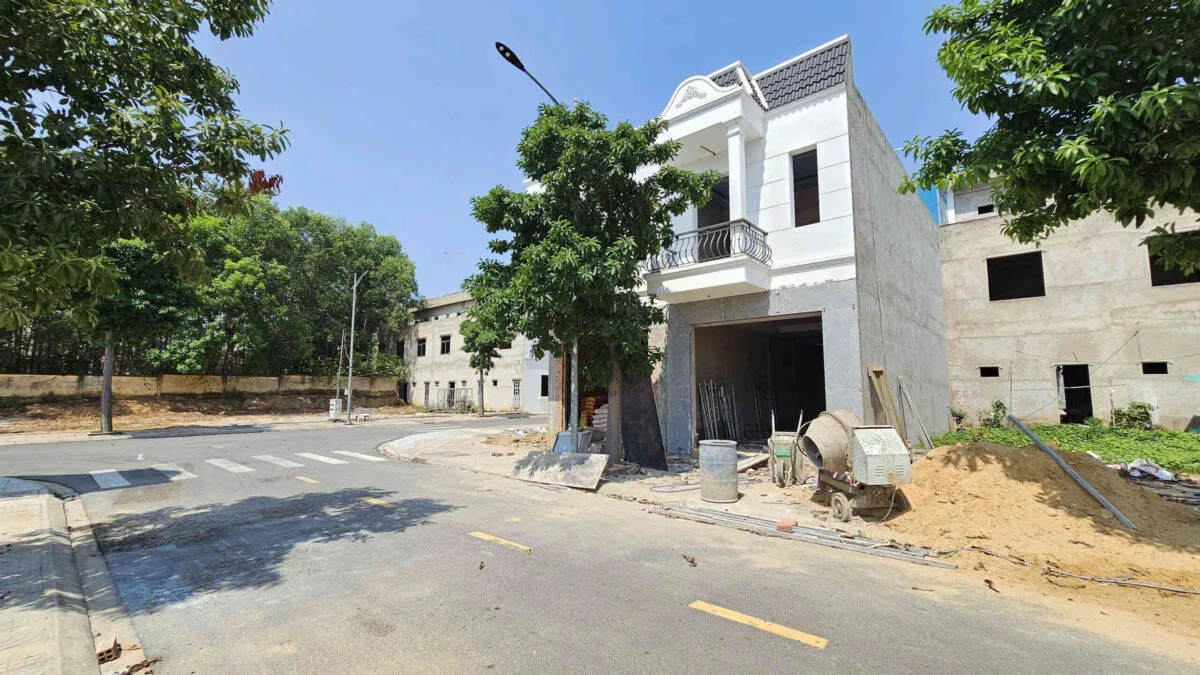 Bán nhà mới (đang xây) 1T1L 4.5x14m hoàn công, đường D2 KDC Hoàng Nam Uyên Hưng p. Tân Uyên, full nội thất