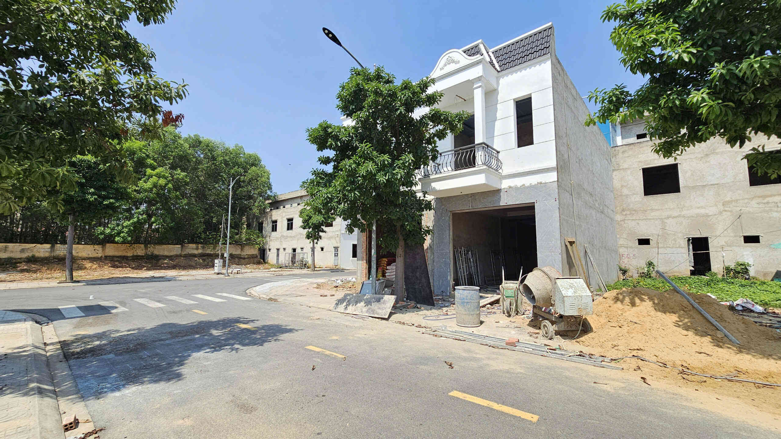 Bán nhà mới (đang xây) 1T1L 4.5x14m hoàn công, đường D2 KDC Hoàng Nam Uyên Hưng p. Tân Uyên, full nội thất