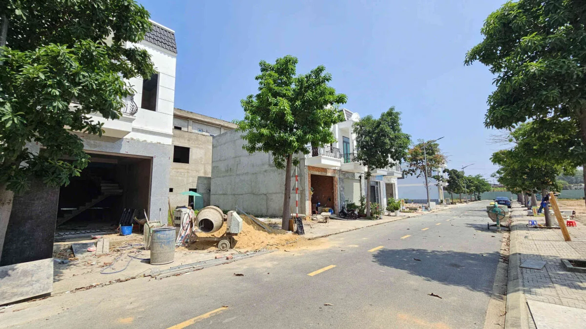 Bán nhà mới (đang xây) 1T1L 4.5x14m hoàn công, đường D2 KDC Hoàng Nam Uyên Hưng p. Tân Uyên, full nội thất