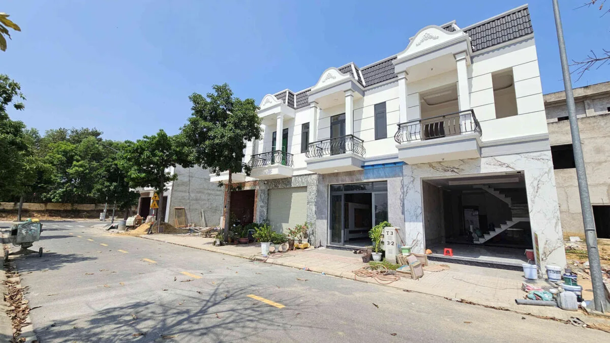 Bán nhà mới (đang xây) 1T1L 4.5x14m hoàn công, đường D2 KDC Hoàng Nam Uyên Hưng p. Tân Uyên, full nội thất