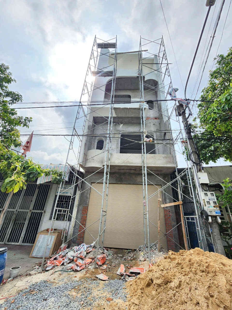 Bán nhà mới (đang xây) 1T2L 5x20m, đường số 4 KDC Vị Hảo p. Tân Khánh kế chợ Vị Hảo, full nội thất