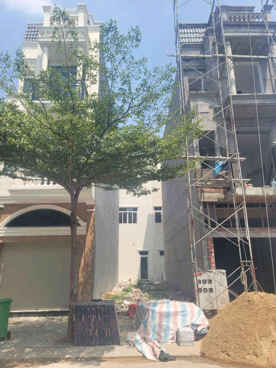 Bán nhà mới (đang xây) 1T2L 4x15m, đường N5 KDC Icon Central, full nội thất