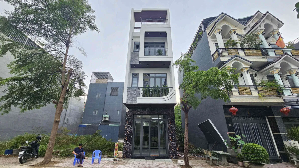 Bán nhà mới (đang xây) 1T2L 4x15m, đường D2 KDC Phú Hồng Khang, full nội thất