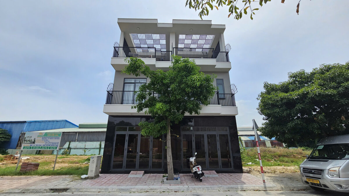 Bán nhà mới 1T2L 4.5x16.5m, đường D2 KDC Lê Phong Thuận Giao gần chợ 185, full nội thất