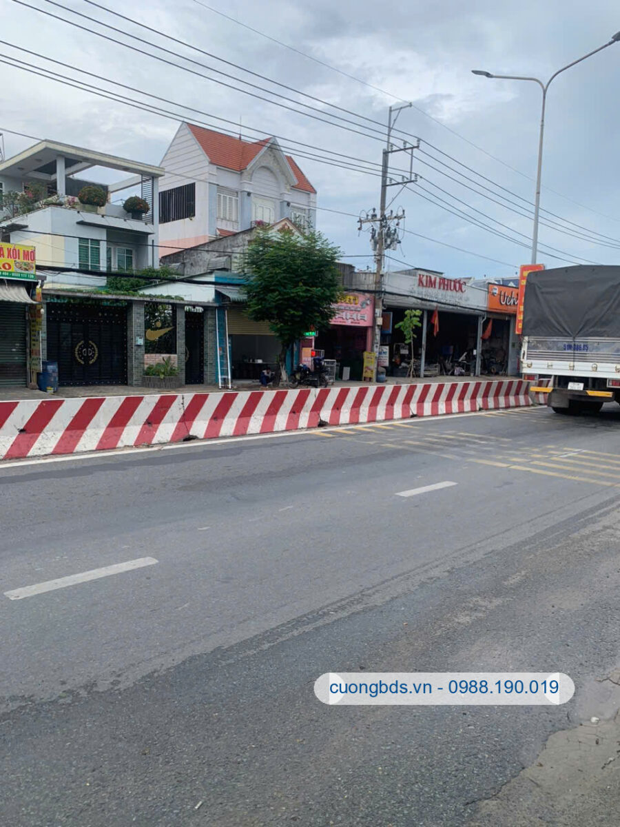 Bán nhà cấp 4 (4.5×23.3m), mặt tiền đường ĐT.743B kế ngã ba Cửu Long, đang thuê 8tr/th (Sầm uất)