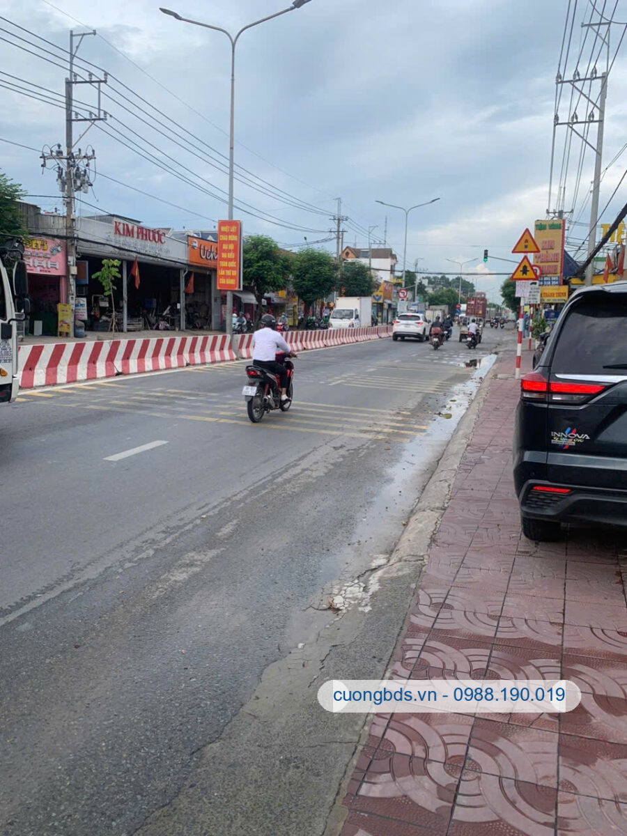Bán nhà cấp 4 (4.5×23.3m), mặt tiền đường ĐT.743B kế ngã ba Cửu Long, đang thuê 8tr/th (Sầm uất)