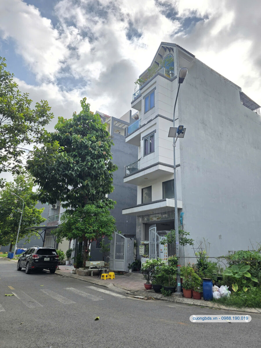 Bán nhà 1T2L+ lửng và tum 4.5x13.5m, đường D2 KDC Phú Hồng Thịnh 6 (không vướng tủ điện)