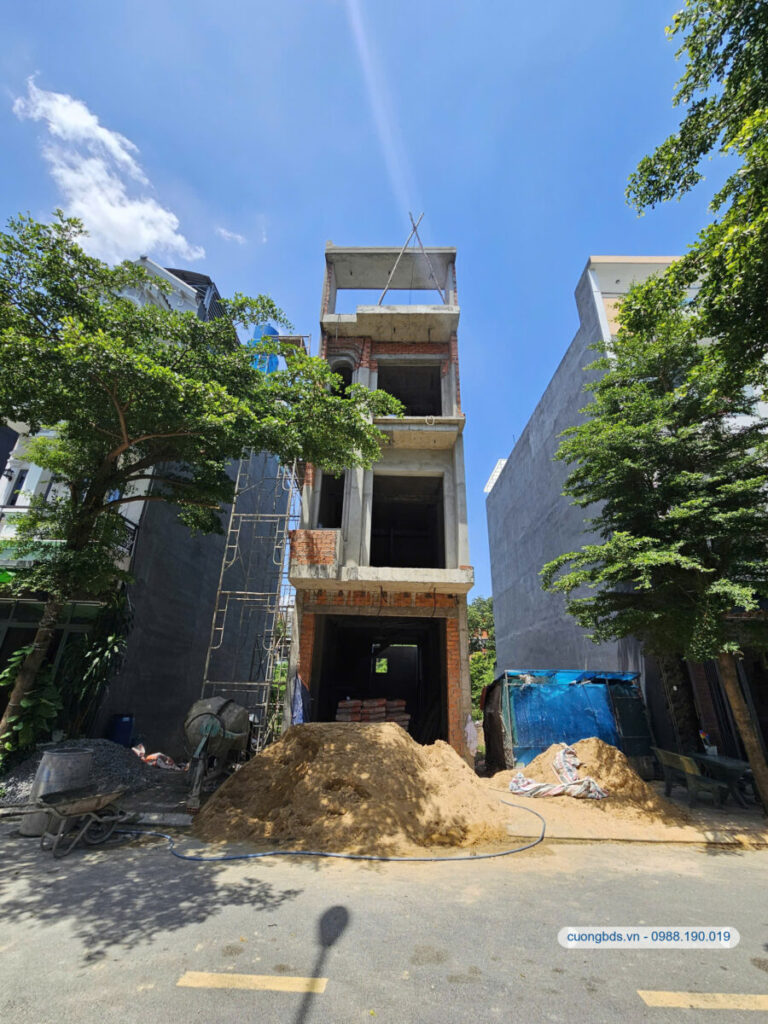 Bán nhà mới đang xây 1T2L 4X15m, đường D8 KDC Phú Huy (full nội thất)