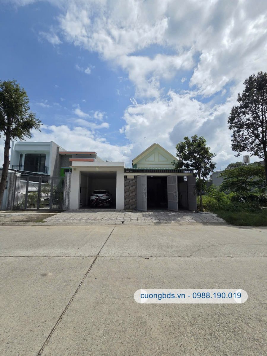 Bán nhà sân vườn 10x30m, đường NK 14A KDC Mỹ Phước 3 (không vướng cống, tủ điện)